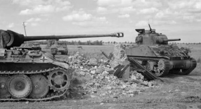 Pháo 75 mm trên phần lớn Sherman không đủ sức xuyên giáp trước dày của Panther và Tiger.