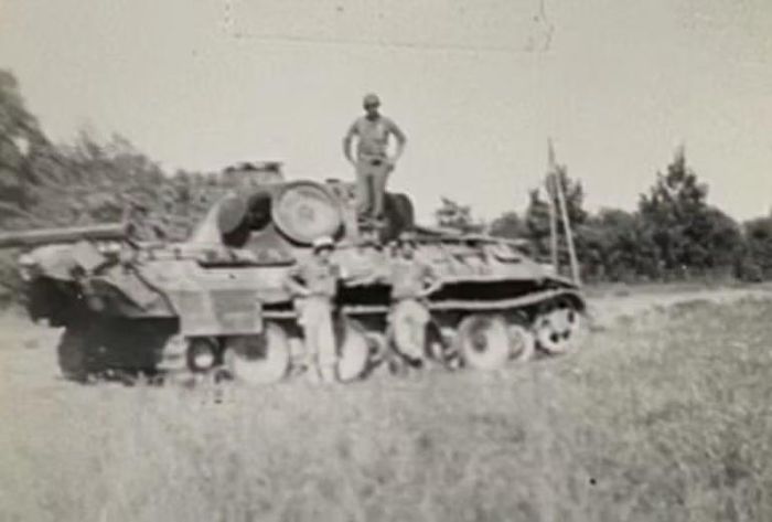 Panther có giáp trước dày và nghiêng, còn Tiger được bảo vệ bằng lớp giáp rất nặng. Vì vậy, trong địa hình buộc 2 bên phải đối đầu trực diện, Sherman chịu bất lợi rõ rệt.