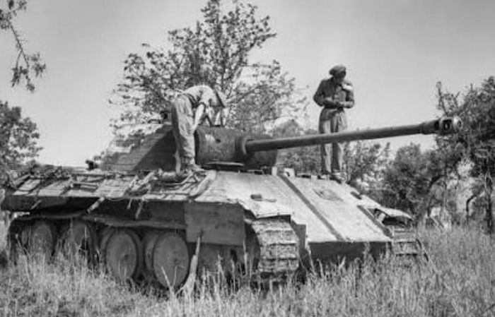 Các đơn vị Sherman có thể dùng một nhóm thu hút đối phương, trong khi nhóm khác cơ động đánh vào sườn và phía sau. Khi cần, xe tăng được phối hợp với pháo binh, bộ binh và các loại xe diệt tăng.