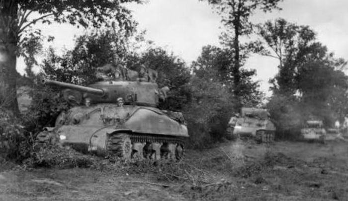 Nếu chỉ đặt M4 Sherman cạnh Tiger I và Panther, câu trả lời khá rõ. Sherman yếu hơn trong cuộc đấu trực diện.