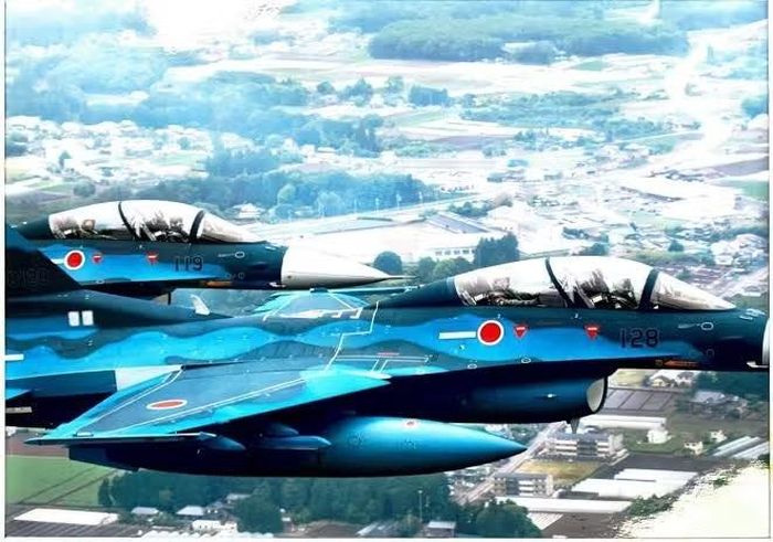 Chuyến bay của tiêm kích Nhật Bản sẽ kéo dài tới 5.600 km, đây là một thử thách hậu cần thực sự khi biên đội F-2A sẽ quá cảnh Căn cứ Không quân Naha ở Okinawa và Thái Lan, được hỗ trợ bởi máy bay tiếp nhiên liệu của Không quân Mỹ.