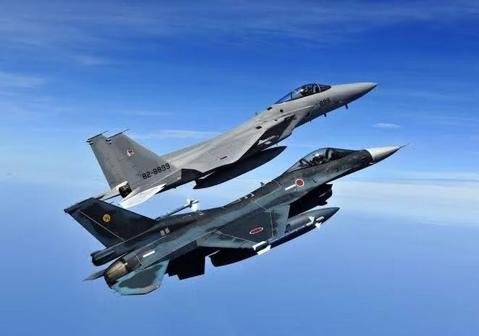 Trong khi đó ở vị thế nước chủ nhà, Không quân Ấn Độ (IAF) sẽ triển khai tiêm kích hạng nặng Su-30MKI và thực hành các bài huấn luyện đối kháng cũng như phối hợp tác chiến.