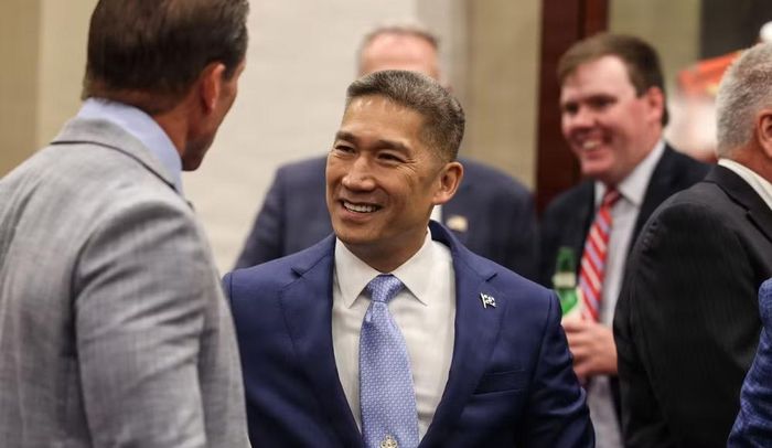 Ông Hùng Cao từng mang quân hàm đại tá Hải quân Mỹ và giải ngũ năm 2021, chưa đủ 7 năm theo quy định. Vì vậy, ông cần được lưỡng viện Quốc hội Mỹ thông qua quy chế miễn trừ trước khi có thể tiến tới cuộc bỏ phiếu phê chuẩn tại Thượng viện.