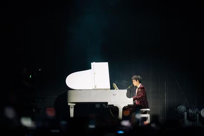 Và một Hoàng Dũng lãng tử bên cây đàn piano
