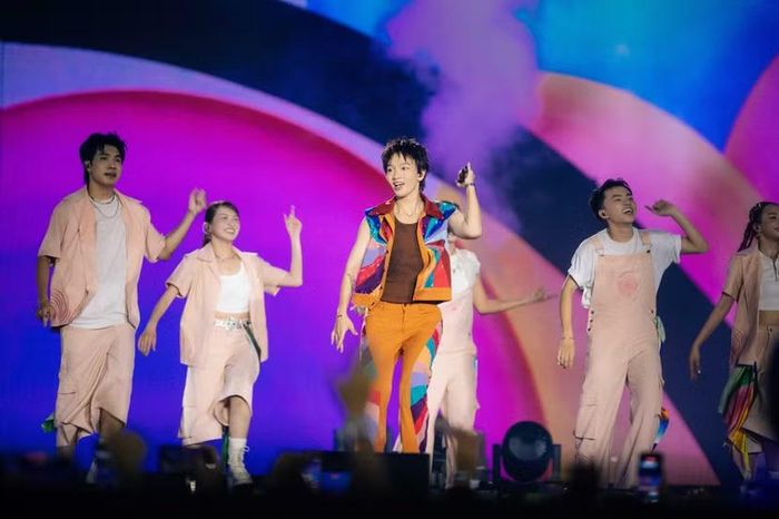 Một Hoàng Dũng vô cùng trẻ trung, năng động tại concert "Xoay tròn" day 3