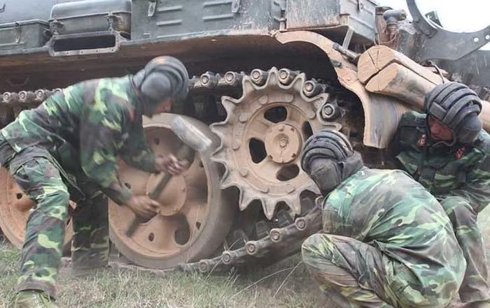 Khả năng bảo vệ cũng là yếu tố khiến T-54 phù hợp với vai trò xe tăng chủ lực. Thân xe có thiết kế thấp, phần giáp trước được bố trí nghiêng và tháp pháo có hình dạng tròn.