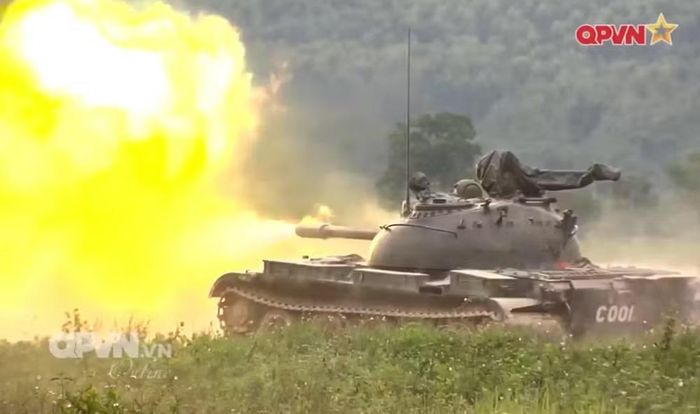 So với pháo 85 mm trên xe tăng T-34, pháo 100 mm đem lại năng lực tác chiến mạnh hơn, đặc biệt khi đối phó mục tiêu bọc thép và các vị trí phòng ngự.