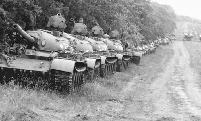 T-54 vì vậy không trở thành xe tăng chủ lực chỉ vì có pháo 100 mm. Điều quan trọng nằm ở sự kết hợp giữa hỏa lực, giáp, cơ động và khả năng tổ chức sử dụng trong đội hình.