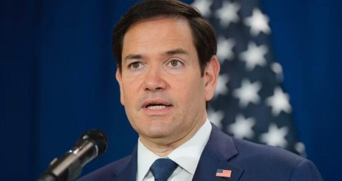 Ngoại trưởng Mỹ Marco Rubio gần đây giải thích rằng Washington lựa chọn Betancourt vì ông có kinh nghiệm khai thác dầu, không còn bị Mỹ điều tra và ủng hộ mạnh mẽ phe đối lập Venezuela.