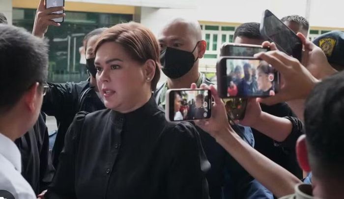Phó tổng thống Philippines Sara Duterte ngày 5/9 đến Tòa án khu vực thành phố Quezon để trình diện, sau đó rời đi với văn bản xác nhận đã nộp 360.000 peso, tương đương 5.740 USD, để được tại ngoại. Tòa án này phát lệnh bắt bà một ngày trước đó.