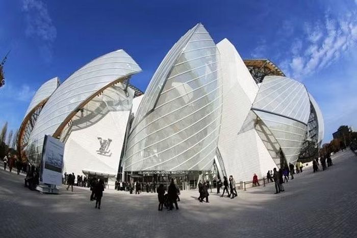 Bảo tàng Louis Vuitton (Paris – Pháp) là tác phẩm khác của Frank Gehry với lối kiến trúc khá đặc biệt và tràn đầy ánh sáng.