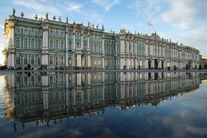 Với màu xanh sáng tinh tế, Hermitage là bảo tàng khổng lồ nhất nước Nga và là một trong những bảo tàng lớn nhất của thế giới.