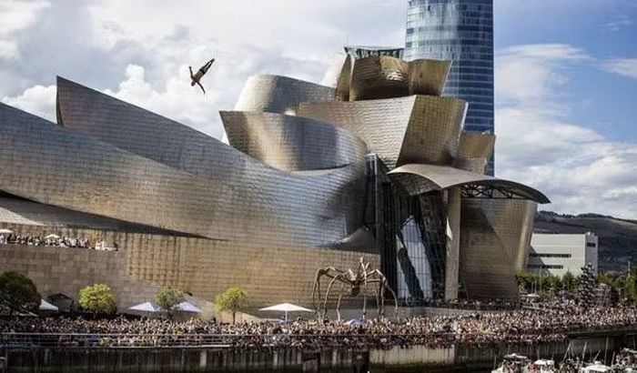 Bảo tàng Guggenheim Bilbao ở Tây Ban Nha là một trong những tác phẩm tham vọng nhất của kiến trúc sư nổi tiêng Frank Gehry