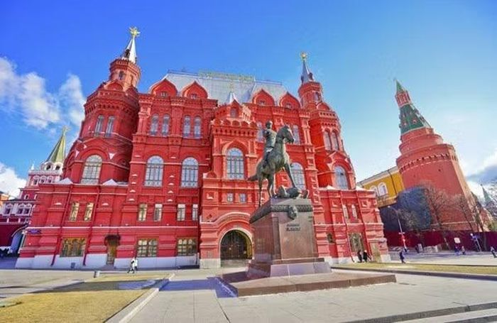Bảo tàng Lịch sử quốc gia Moscow nằm ngay phía bên phải Quảng trường Đỏ với màu sắc nổi bật.