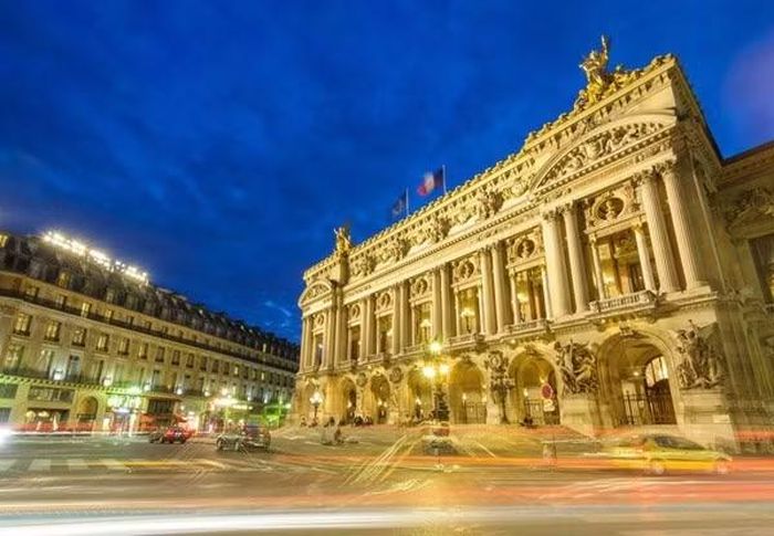 Bảo tàng nghệ thuật Metropolitan ở New York là một tác công trình kiến trúc theo phong cách tân cổ điển, với nhiều hàng cột và những gờ đá nhưng vẫn tạo nên một không gian rộng rãi cho khu trưng bày phía trong.