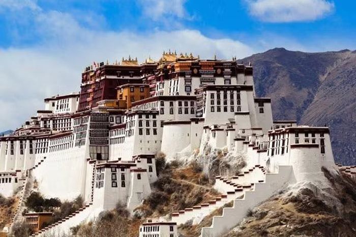 Cung điện Potala ở Tây Tạng là nơi ở chính của Đức Đạt Lai Lạt Ma cho đến năm 1959. và bây giờ nơi ấy trở thành một bảo tàng của Phật giáo.