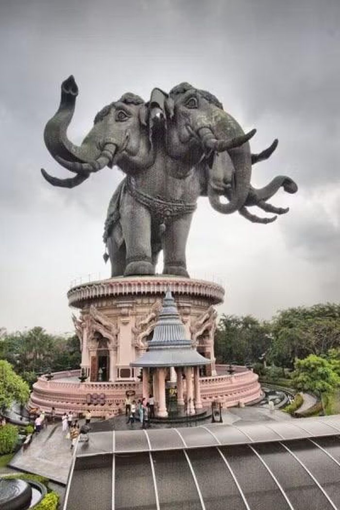 Bảo tàng Erawan (Thái Lan) được biết đến với tác phẩm điêu khắc voi ba đầu trên mái nhà.