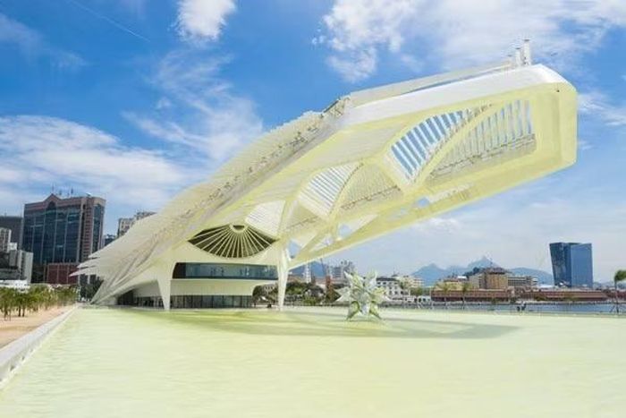 Nhiều du khách cho rằng Bảo tàng Tương lai ở Rio de Janeiro (Brazil) là sự kết hợp giữa một con khủng long và một cái máy điều hòa không khí khổng lồ…