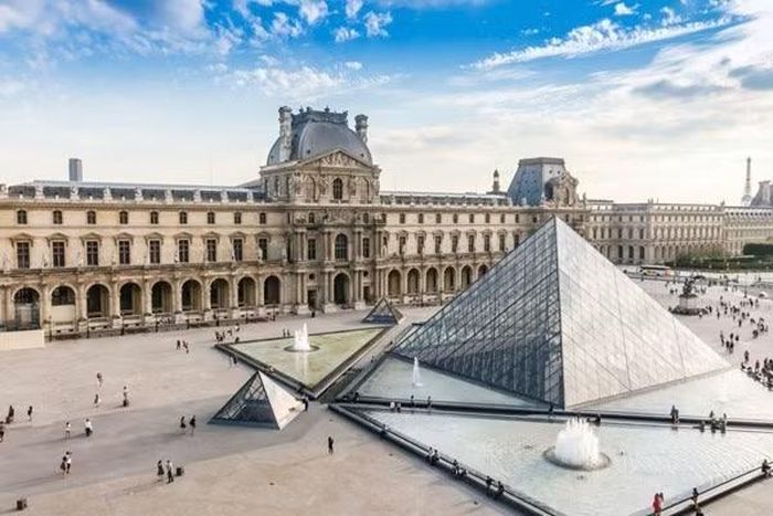 Louvre (Pháp) là bảo tàng lớn nhất thế giới nổi tiếng với một kim tự tháp kính hiện đại nằm ở giữa sân Napoléon. Trong bộ sưu tập của bảo tàng Louvre hiện nay có những tác phẩm nổi tiếng bậc nhất của lịch sử nghệ thuật cùng các hiện vật giá trị về những nền văn minh cổ. Louvre cũng là một bảo tàng thu hút khách du lịch nhiều nhất thế giới.