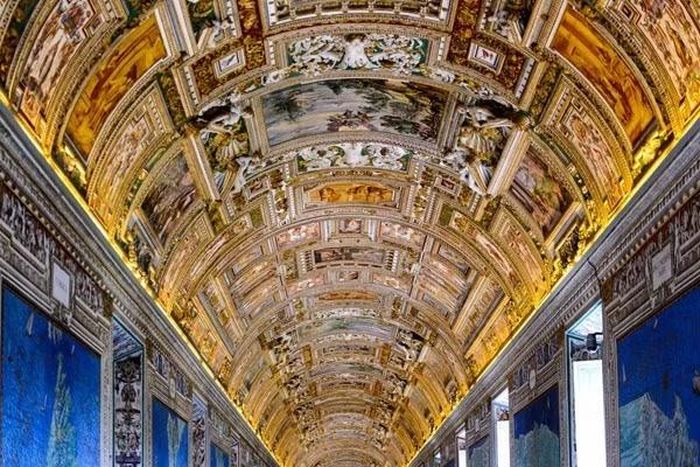 Như một phần còn lại của Vatican, bảo tàng của thành phố sẽ tạo sự choáng ngợp cho du khách với các bức bích họa đầy màu sắc.