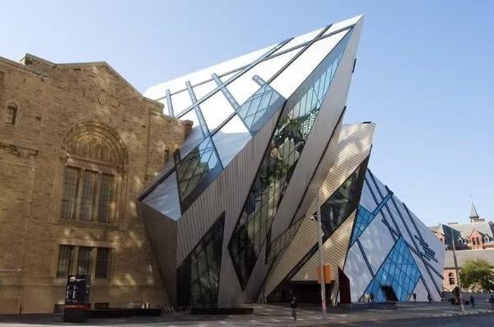 Royal Ontario là bảo tàng lớn nhất của Canada, nhìn từ bên ngoài, bảo tàng trông giống như một khối pha lê nhô ra từ đá.