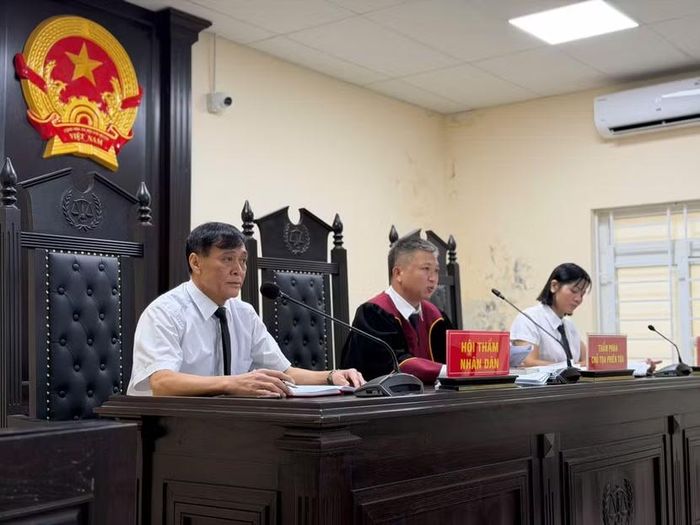 Quang cảnh phiên xét xử