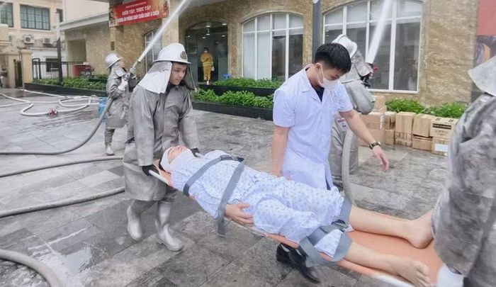 Các lực lượng phối hợp thực hành cứu người bị nạn trong tình huống giả định