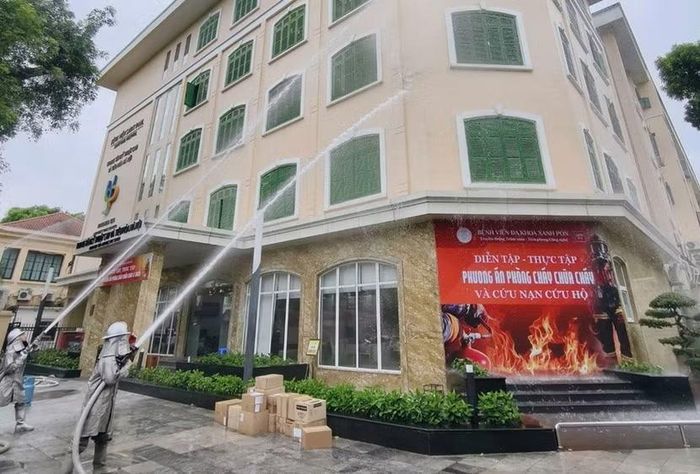 Lực lượng tham gia thực tập triển khai đội hình chữa cháy tại Bệnh viện Đa khoa Xanh Pôn
