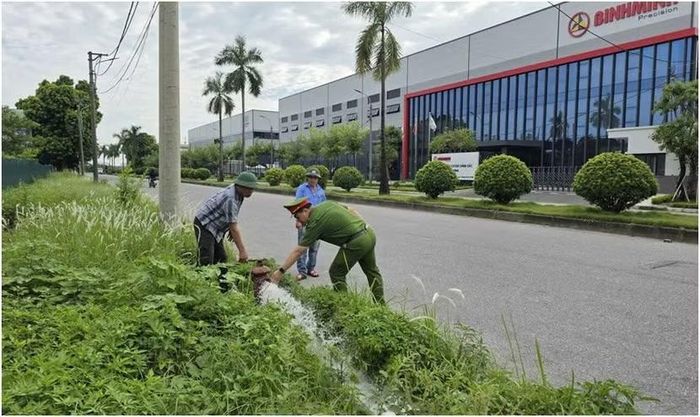 Đội chữa cháy và cứu nạn cứu hộ khu vực số 17 phối hợp với Ban Quản lý Khu công nghiệp Nam Thăng Long kiểm tra trụ nước chữa cháy