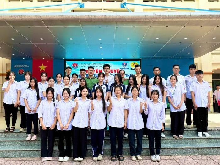 Các cán bộ chiến sỹ và học sinh chụp ảnh lưu niệm