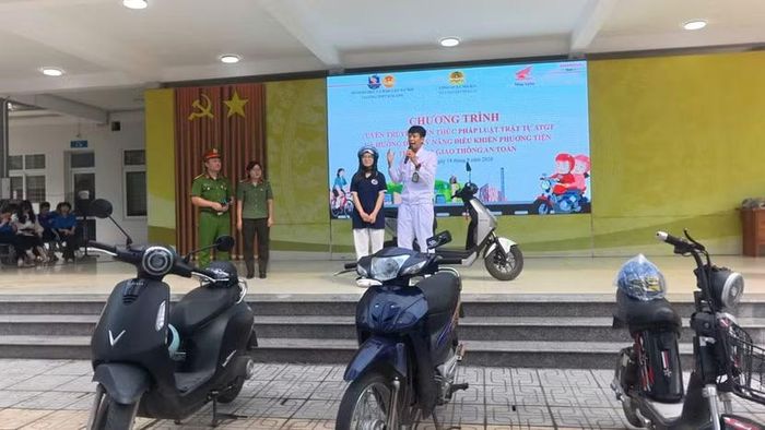 Công an xã Nội Bài phối hợp phổ biến kỹ năng sử dụng xe điện an toàn