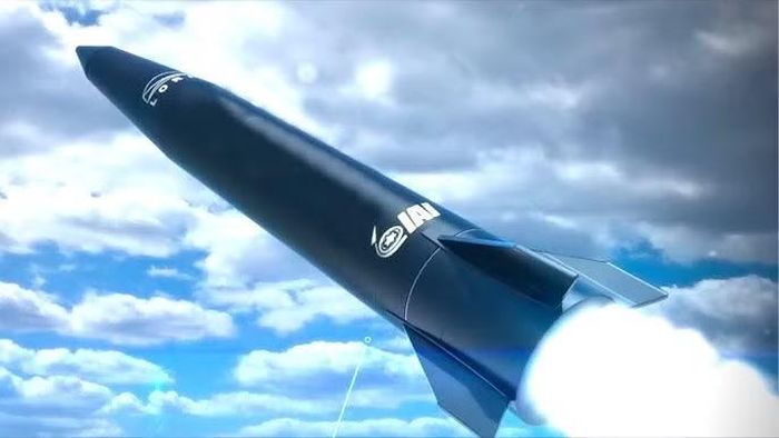 Hiện nay ngoài phiên bản triển khai trên mặt đất và tàu chiến, Israel đã ra mắt biến thể Air LORA để trang bị cho máy bay chiến đấu, giúp kéo dài tầm bắn và nâng cao mức độ linh hoạt khi sử dụng.