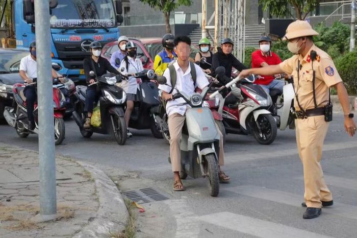 Cảnh sát giao thông kiểm tra trường hợp học sinh điều khiển xe máy điện không đội mũ bảo hiểm