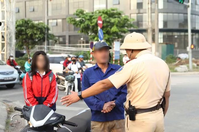 Trường hợp phụ huynh chở học sinh ngồi trên xe máy không đội mũ bảo hiểm đi học