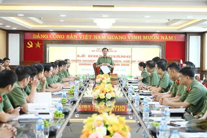 Thiếu tướng Hoàng Đình Chiều, Phó Tư lệnh Bộ Tư lệnh Cảnh vệ phát biểu tại Lễ khai giảng lớp tập huấn