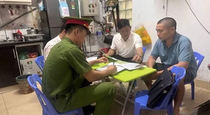 Đội CC&CNCH khu vực số 9 phối hợp với UBND phường Bạch Mai kiểm tra, hướng dẫn chủ cơ sở kinh doanh dịch vụ cho thuê trọ thực hiện các biện pháp đảm bảo an toàn PCCC&CNCH