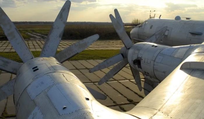 Nền tảng Tu-95 đáp ứng tốt những yêu cầu đó. Máy bay được trang bị 4 động cơ cánh quạt NK-12 và có khả năng bay đường dài. Thay vì thiết kế một loại máy bay hoàn toàn mới, Liên Xô phát triển một phiên bản chuyên dụng dựa trên nền tảng này.