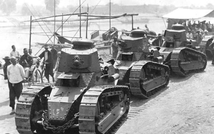 Đến cuối năm 1917, Mỹ bắt đầu tổ chức lực lượng tăng tại Pháp. Một trường huấn luyện xe tăng được thành lập gần Langres.