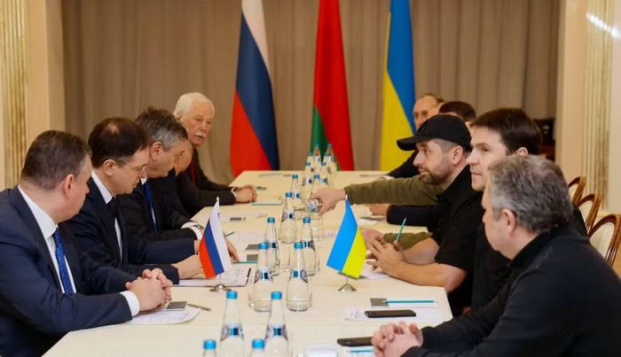 Dù đàm phán cấp cao đình trệ, ông Budanov cho biết, các kênh liên lạc cấp thấp hơn giữa Nga và Ukraine vẫn được duy trì. Ông thường xuyên liên lạc với Đô đốc Igor Kostyukov, người đứng đầu Tổng cục Tình báo quân sự Nga (GRU).