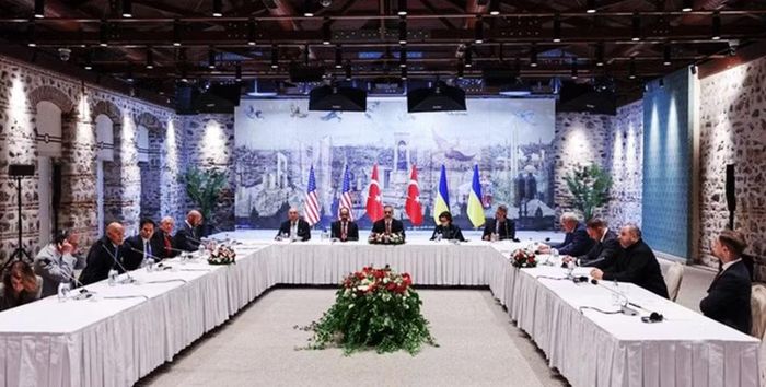 Quan hệ liên lạc này bắt đầu từ năm 2022 trong các cuộc đàm phán do Thổ Nhĩ Kỳ làm trung gian về xuất khẩu ngũ cốc qua Biển Đen, sau đó mở rộng sang các vấn đề như trao đổi tù binh.