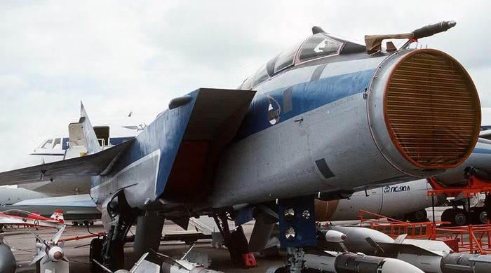 Khi Liên Xô phát triển radar Zaslon cho MiG-31, họ muốn chiếc máy bay không chỉ tự phát hiện mục tiêu mà còn có khả năng theo dõi nhiều mục tiêu, phối hợp với các máy bay khác và điều khiển tên lửa tầm xa.