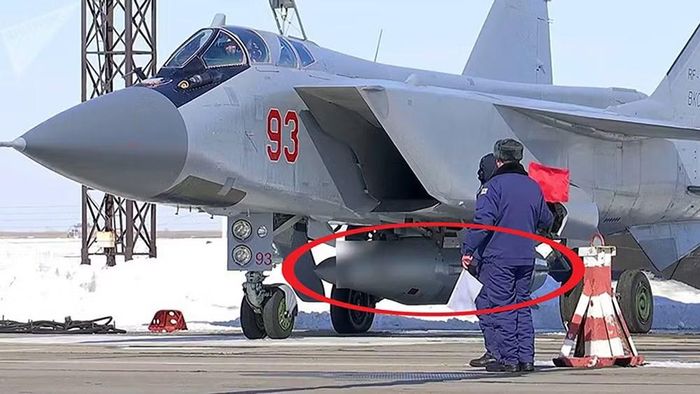 Máy bay có thể nhận thông tin, tiếp cận theo hướng phù hợp, sử dụng radar để xác nhận và sau đó phóng tên lửa tầm xa. Tên lửa không đối không R-33 được phát triển đặc biệt cho nhiệm vụ này.