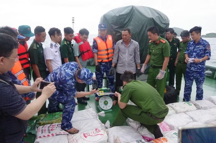 Lực lượng chức năng kiểm đếm số tang vật