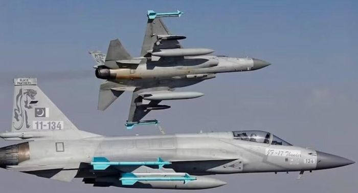 Chương trình được Pakistan Aeronautical Complex và Chengdu Aircraft Industry Group phối hợp sản xuất. Jane's đánh giá hợp đồng J-10C được xây dựng trên nền tảng hợp tác công nghiệp quốc phòng đã có giữa 2 nước.