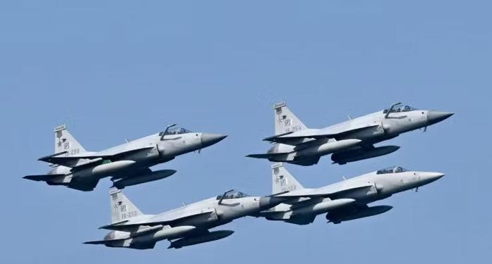 Pakistan cũng có lý do đặc biệt để lựa chọn Trung Quốc. 2 nước đã hợp tác sâu rộng trong lĩnh vực quốc phòng, nổi bật là chương trình tiêm kích JF-17 Thunder.