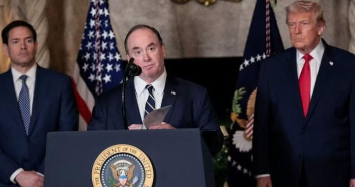 Chưa đầy 3 tuần sau, Bộ trưởng Hải quân John Phelan rời chính quyền Tổng thống Trump. Các nguồn tin cho biết ông Phelan nhiều lần bất đồng với ông Hegseth và cấp phó Steve Feinberg.