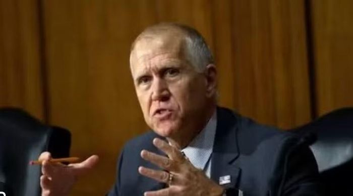 Những thay đổi này gây tranh luận tại Quốc hội Mỹ. Thượng nghị sĩ Cộng hòa Thom Tillis cho rằng ông Hegseth đang tạo ra "một khoảng trống lãnh đạo ở cấp cao nhất của quân đội".