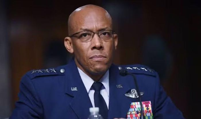 Một trong những trường hợp đáng chú ý nhất là tướng Charles Brown. Tổng thống Trump cách chức ông Brown khỏi vị trí Chủ tịch Hội đồng Tham mưu trưởng Liên quân Mỹ vào tháng 2/2025. Trước đó, ông Hegseth nói ông Brown "không phải người phù hợp trong thời điểm này".