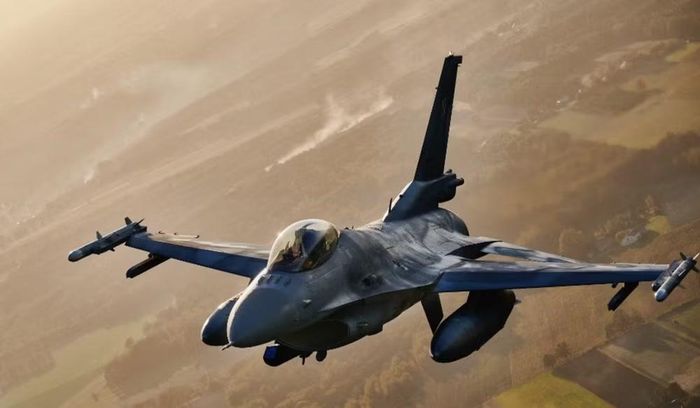 Trong một số nhiệm vụ, F-16 Ukraine có thể sử dụng pháo nòng xoay M61A1 cỡ 20 mm để đối phó mục tiêu trên không. Phương án này đòi hỏi máy bay phải tiếp cận mục tiêu ở khoảng cách gần hơn so với khi sử dụng tên lửa.
