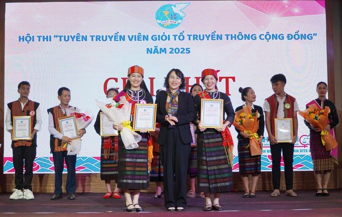 Bà Nguyễn Thị Bích Thuỷ - Chủ tịch Hội LHPN tỉnh Quảng Trị trao chứng nhận cho các tuyên truyền viên giỏi tổ truyền thông cộng đồng. Ảnh: X.T